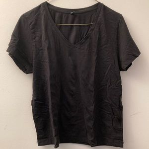 Uniqlo’s supima cotton v-neck tshirt